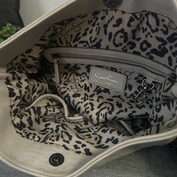 Sale🎀 Jessica Simpson Grey Patent Leather Handbag with feather charm - Picture 5 of 6